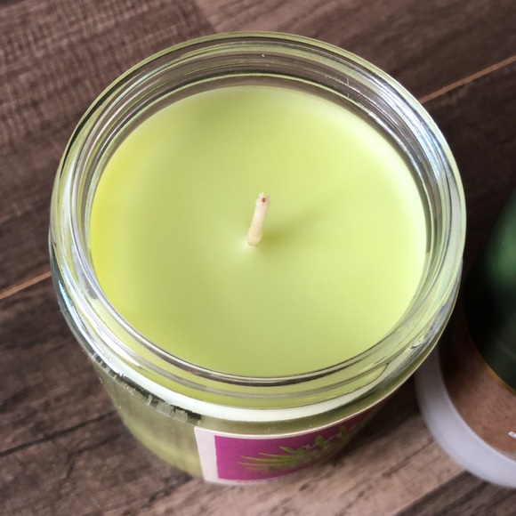 Bath & Body Works candle & body scrub - Picture 6 of 6